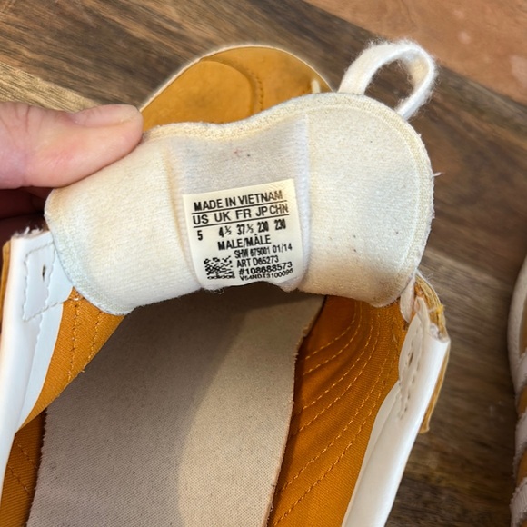 Adidas Gazelle men’s size 5 Yellow Sneakers - Picture 3 of 4